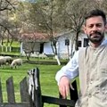Vunene čarape i opanke Naš glumac otišao na selo, pa se slikao pored ovaca: Pokazao raj u kojem uživa