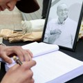 (Foto) Oproštaj od velikana: Knjiga žalosti za Duška Vujoševića otvorena ispred Beogradske arene