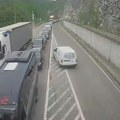 FOTO I jutros duge kolone na graničnim prelazima: Srpska granična policija detaljno kontroliše državljane Crne Gore
