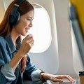 Putujete avionom? Iskusni stjuard otkrio koje grickalice obavezno treba da ponesete