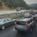 Teška saobraćajna nesreća na auto-putu posle Begaljičkog brda: Automobil prevrnut, četvoro prevezeno u bolnicu