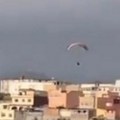 Pokušao paraglajderom do seute: Migrant pao u more i poginuo (video)