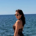 (Foto) Skinula se najmlađa srpska udovica: Pevačica ostala bez nasledstva, pala u depresiju, a sad pokazala raskošne obline u…