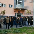 Srbi sa KiM masovno krenuli na glasanje: Velike gužve na prelazima Jarinje, Merdare i Brnjak (foto)