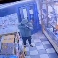 Sa puškom ušao u prodavnicu pa osuo rafal: Britanska policija primenila surov metod prilikom hapšenja (video)