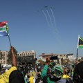 Nova vlada Južne Afrike prvi put okupila crne i bele političare, ali i otvorila stare rane