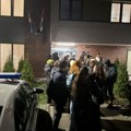 Studenti ispred policijske stanice u Radničkoj: Traže oslobađanje čoveka koji ih je branio na keju