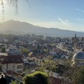 Dečija smotra folklora u Prizrenu: U porti manastira Svetih Arhangela odjekuje pesma i igra se kolo
