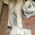 Dok zavod spava odnesena glava: Ostaci statue "Mlada žena" koja je pala sa zgrade u Kneza Miloša 78 skonjeni sa trotoara