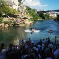 Muškarac preplivao neretvu, pa počeo da se davi: Prve slike drame u Mostaru pred ogromnom publikom (Foto)