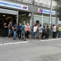 (BLOG) Na poziv studenata i zborova građani se u 20 časova okupljaju na Đačkom trgu, a aktivisti SNS-a su ispred stranačkih…