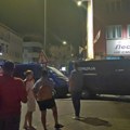Policija blokirala prilaz prostorijama SNS u Leskovcu, demonstranti pitali: “Koga čuvate”