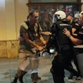 Jedan od učesnika protesta priveden nakon probijanja kordona policije, demonstranti ispred zgrade PU Čačak