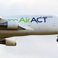 Boeing 747 na sletanju izleteo sa piste, udario u vozilo i završio u moru: Najmanje jedna osoba poginula