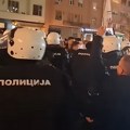 Студенти објавили снимак: Погледајте како полицајац удара жену у Новом Саду (видео)