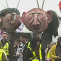 "Batinaši" u šetnji sa studentima: Koga predstavljaju maskote koje su izazvale veliku pažnju na protestu (VIDEO)