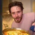 Dok mama Viktorija "jede živce", on Nikoli sprema ručak: Bruklin Bekam podelio savršen recept za pastirsku pitu