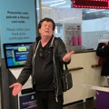 Bajaga smrknut na aerodromu: Evo u kakvom izdanju smo snimili čuvenog muzičara po povratku u Srbiju (video)