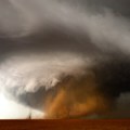 Grad na udaru stravičnog tornada: Srušen krov skupštine i krov tornja katedrale FOTO/VIDEO