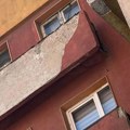 Građani upozoravaju na moguće obrušavanje fasade stambene zgrade u Boru