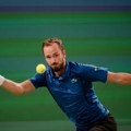 Medvedev preko Cicipasa do četvrtfinala u Šangaju