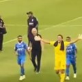 Na ivici incidenta Stojković hteo da proslavi bod, sprečen fizički obračun (video)