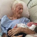 Ciklus života u jednoj fotki: Baka (101) drži praunuku nekoliko trenutaka pre nego što će zauvek zaspati