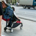 Novosađanka šetala bebu u kolicima pa naletela na parkiran auto na trotoaru: Zamolila sugrađanina da ga pomeri ostala…
