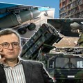 "Dajte nam proklete Patriote": Kuleba kaže da Ukrajinci gube bitke jer su Rusi počeli da koriste bombe od kojih je nemoguće…