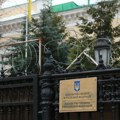 Zastava Rusije podignuta ispred bivše ukrajinske ambasade u Moskvi /foto/