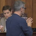 UŽIVO (VIDEO) Burno na kraju rasprave o litijumu: Ćuta s transparentom prišao Brnabić, ona ga zgužvala uz psovku „Mrš…