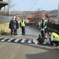 Postavljanje usporivača brzine u zonama škola: Opština Trstenik brine o bezbednosti dece u saobraćaju (foto)