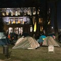 Studenti koji žele da pohađaju nastavu okupljaju se ispred Predsedništva Srbije