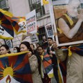 Haos ispred Ambasade Kine: Tibetanci se tukli sa policijom, neki su i privedeni! (foto)