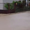 Ljudi u šoku gledaju kako im voda nadire u dvorišta! Ulice već potopljene: Koceljevu pogodilo snažno nevreme