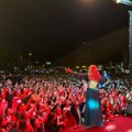 Au kakav zemljotres u Novom Pazaru! Tea Tairović peva pred više od 30.000 ljudi povodom plasmana njihovog fudbalskog kluba u…