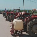 Traktorima blokiraju put: Meštani sela Stubla traže vodu i asfalt