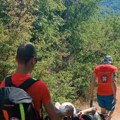 (Foto) akcija spasavanja turistkinje u Sokobanji: Pešačila, pa povredila nogu, spasioci je izvukli na nosilima