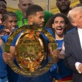 Tramp dao trofej Čelsiju, pa slavio sa fudbalerima: Predsednik SAD nije hteo da ode sa bine