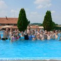 Počela besplatna obuka plivanja za decu u Topoli, učenici iz Trnave prvi krenuli na bazen