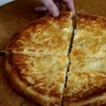 Letnja pita od tikvica i sira sa gotovim korama oboriće vas s nogu: Mnogi kažu da je ukusnija i od bureka (video)