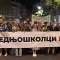 Srednjoškolci ispred „Politike“ poručili: Polažemo belu ružu jer slobodni mediji umiru
