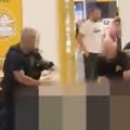 Skandal na grčkom ostrvu Pijani turisti se brutalno potukli sa policijom, prolaznici u neverici posmatrali jezivu scenu…