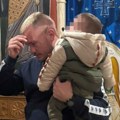 "Čuvaj mi ga Bože, da je zdrav i srećan": Munjez odveo sina Konstantina u crkvu: Drži ga u naručju, krsti se i pali sveće