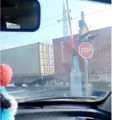 Voz prolazi, rampa podignuta: Uznemirujući snimak našeg čitaoca (VIDEO)