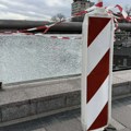 Polomljena staklena ograda na Tvrđavskom mostu u Nišu: Postavljena traka upozorenja [FOTO+VIDEO]