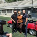 Ćana u crvenom kabrioletu stigla na Tašmajdan. Sa njom u autu ovaj muzičar, a tu su i sin i suprug koji neverovatno liče…