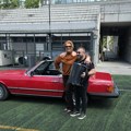 Ćana u crvenom kabrioletu stigla na Tašmajdan. Sa njom u autu ovaj muzičar, a tu su i sin i suprug koji neverovatno liče…