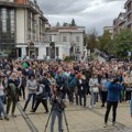 Nećemo direktore koje ne žele ni kolektiv niti roditelji: Protest Unije sindikata prosvetnih radnika Kragujevca ispred Školske…