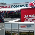 Učesnici skupa SNS prelaze Brankov most peške